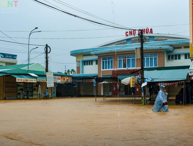 Biển nước bủa vây, người già, trẻ nhỏ hối hả chạy lũ - 9