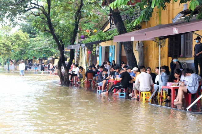 Lũ về, dân Hội An tranh thủ tung chiêu độc lạ thu hút khách - 4