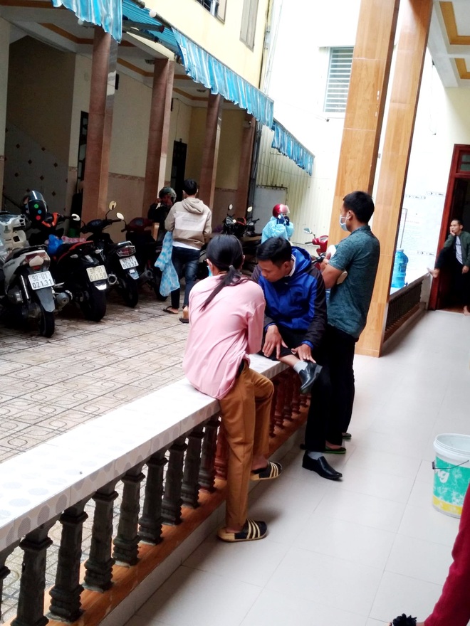 Hàng ngàn giáo viên vượt mưa lũ đi thi viên chức nhưng bị hủy ở phút chót - 4 Hàng ngàn giáo viên vượt mưa lũ đi thi viên chức nhưng bị hủy ở phút chót - 4