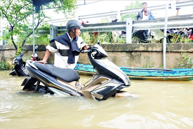 Lũ ập tới bất ngờ, người dân Tam Kỳ quay cuồng trong biển nước - 6