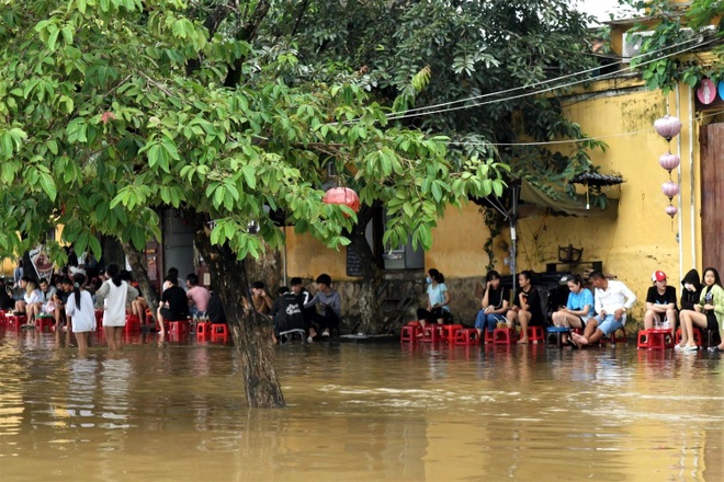 Lũ về, dân Hội An tranh thủ tung chiêu độc lạ thu hút khách - 7