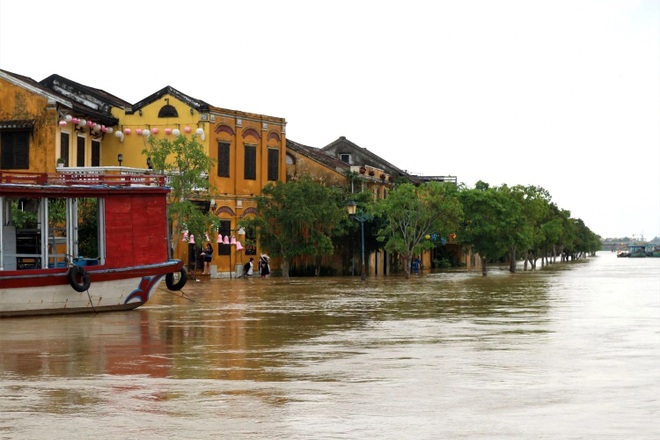 Lũ vẫn dâng cao, xe bò cõng xe máy vượt biển nước - 6 Lũ vẫn dâng cao, xe bò cõng xe máy vượt biển nước - 6