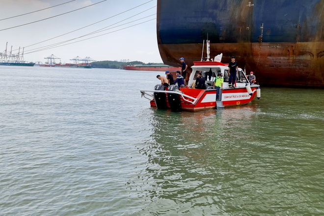 Chìm sà lan 800 tấn trên sông, một thuyền viên mất tích - 1