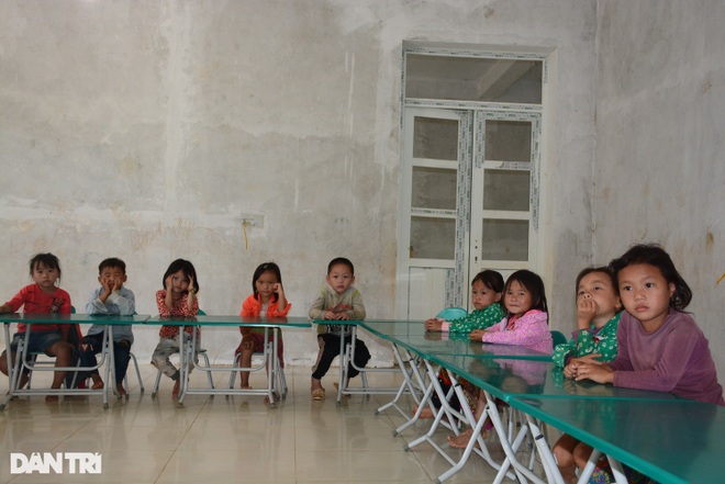Những đứa trẻ cuốc bộ hơn 2 giờ đồng hồ đi tìm con chữ - 5 Những đứa trẻ cuốc bộ hơn 2 giờ đồng hồ đi tìm con chữ - 5
