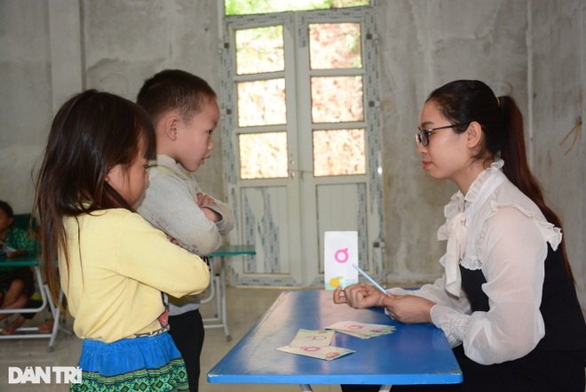 Những đứa trẻ cuốc bộ hơn 2 giờ đồng hồ đi tìm con chữ - 6 Những đứa trẻ cuốc bộ hơn 2 giờ đồng hồ đi tìm con chữ - 6