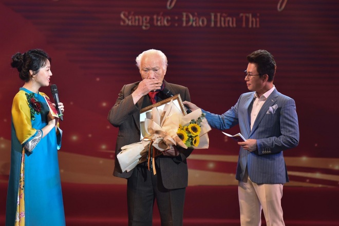 Trao giải cuộc thi Sáng tác ca khúc về thầy cô và mái trường - 4 Trao giải cuộc thi Sáng tác ca khúc về thầy cô và mái trường - 4