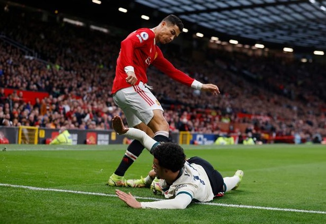 C.Ronaldo nổi điên, có hành động xấu xí không thể chấp nhận được - 2 C.Ronaldo nổi điên, có hành động xấu xí không thể chấp nhận được - 2