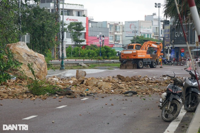 Đá rơi từ trên núi xuống đường, một người bị thương nặng - 2