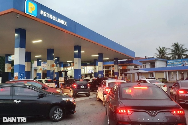 Lo giá tăng cao, nhiều cửa hàng xăng dầu kẹt cứng người mua - 1 Lo giá tăng cao, nhiều cửa hàng xăng dầu kẹt cứng người mua - 1
