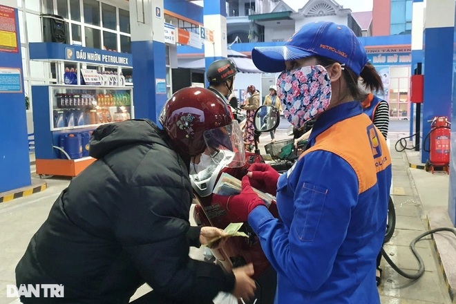 Lo giá tăng cao, nhiều cửa hàng xăng dầu kẹt cứng người mua - 3 Lo giá tăng cao, nhiều cửa hàng xăng dầu kẹt cứng người mua - 3
