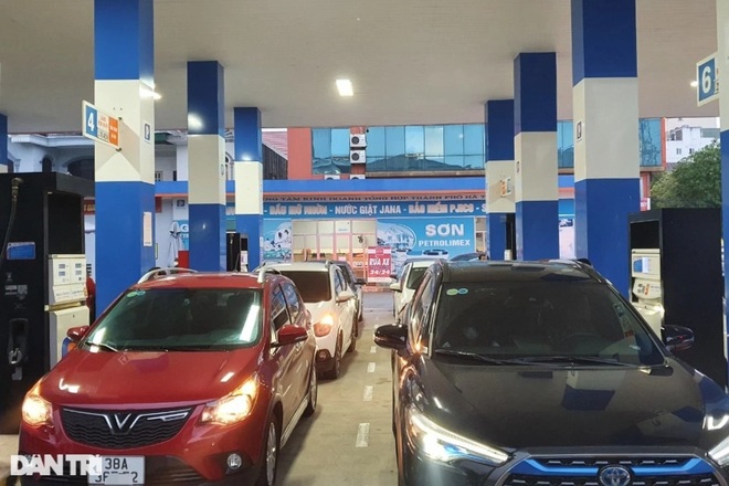 Lo giá tăng cao, nhiều cửa hàng xăng dầu kẹt cứng người mua - 2 Lo giá tăng cao, nhiều cửa hàng xăng dầu kẹt cứng người mua - 2