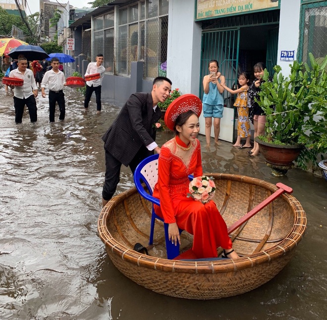 Chú rể vượt con nước đẩy thuyền thúng đón dâu trong ngày cưới - 2 Chú rể vượt con nước đẩy thuyền thúng đón dâu trong ngày cưới - 2