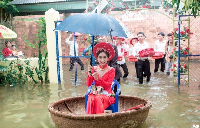 Chú rể vượt con nước đẩy thuyền thúng đón dâu trong ngày cưới - 3 Chú rể vượt con nước đẩy thuyền thúng đón dâu trong ngày cưới - 3