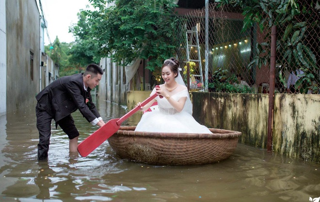 Chú rể vượt con nước đẩy thuyền thúng đón dâu trong ngày cưới - 4 Chú rể vượt con nước đẩy thuyền thúng đón dâu trong ngày cưới - 4