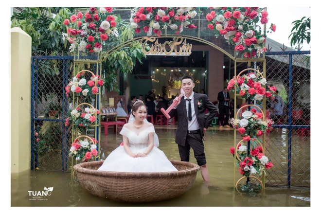 Chú rể vượt con nước đẩy thuyền thúng đón dâu trong ngày cưới - 5 Chú rể vượt con nước đẩy thuyền thúng đón dâu trong ngày cưới - 5