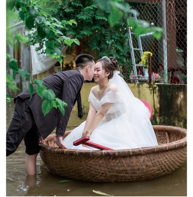 Chú rể vượt con nước đẩy thuyền thúng đón dâu trong ngày cưới - 6 Chú rể vượt con nước đẩy thuyền thúng đón dâu trong ngày cưới - 6