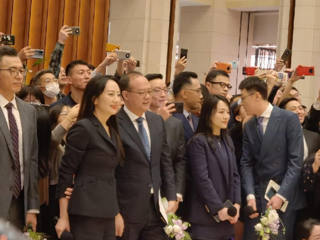 Bà Mạnh Vãn Chu được chào đón như người hùng khi trở lại làm việc - 2 Bà Mạnh Vãn Chu được chào đón như người hùng khi trở lại làm việc - 2