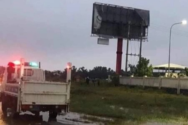 Rùng mình phát hiện thi thể treo trên bảng quảng cáo - 1 Rùng mình phát hiện thi thể treo trên bảng quảng cáo - 1