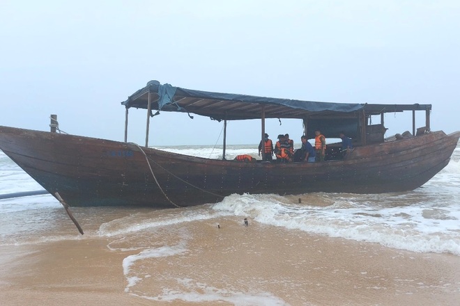 Tàu không người lái nghi từ Trung Quốc dạt vào bờ biển Quảng Trị - 1