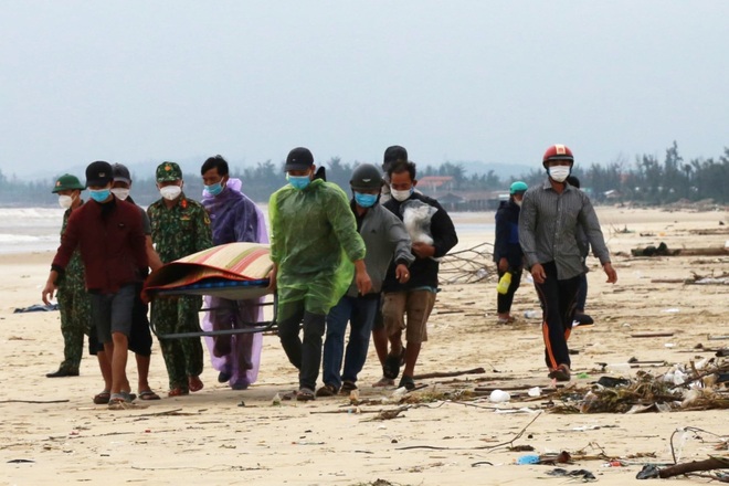 Thi thể 3 người dân Quảng Ngãi trôi dạt sang vùng biển Quảng Nam - 1