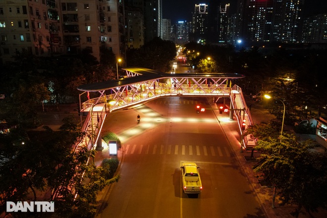 Dàn đèn led đổi màu lạ mắt trên cây cầu vượt bộ thiết kế độc nhất Hà Nội - 1