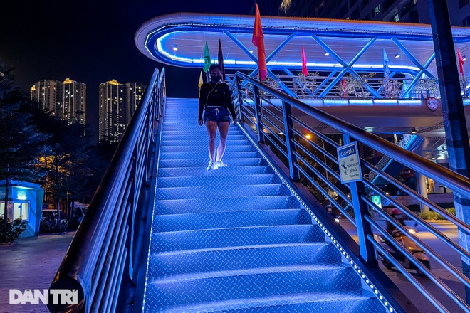 Seamless fancy color changing LED lights on the unique design overpass in Hanoi - 4