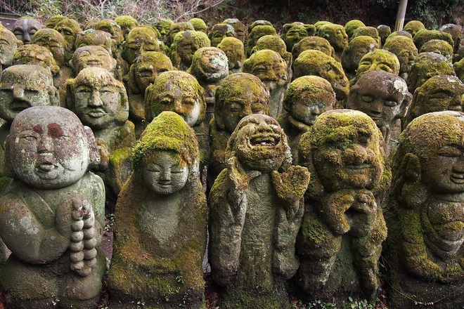 Bí mật hàng nghìn tượng đá phủ rêu biểu lộ đủ mọi cung bậc cảm xúc - 1