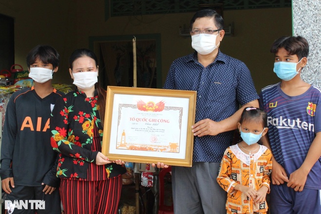 Trao bằng Tổ quốc ghi công cho gia đình người bán cá hy sinh khi cứu người - 1 Trao bằng Tổ quốc ghi công cho gia đình người bán cá hy sinh khi cứu người - 1
