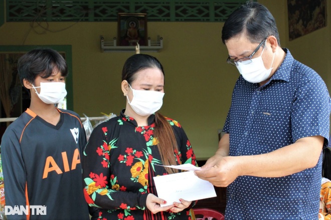 Trao bằng Tổ quốc ghi công cho gia đình người bán cá hy sinh khi cứu người - 2 Trao bằng Tổ quốc ghi công cho gia đình người bán cá hy sinh khi cứu người - 2
