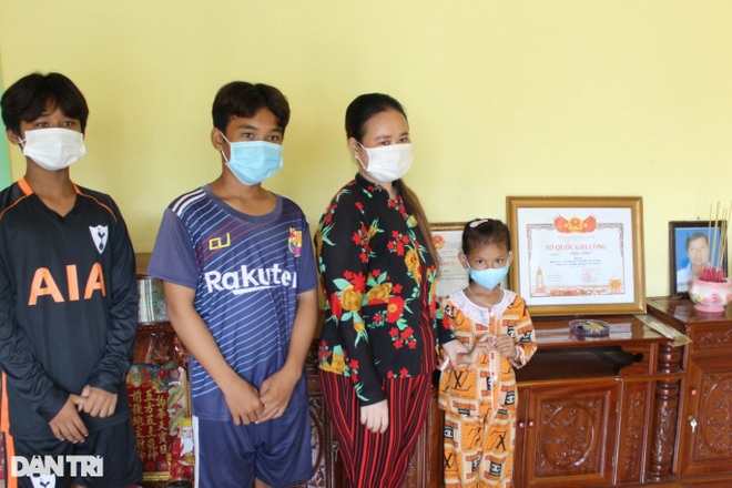 Trao bằng Tổ quốc ghi công cho gia đình người bán cá hy sinh khi cứu người - 3 Trao bằng Tổ quốc ghi công cho gia đình người bán cá hy sinh khi cứu người - 3