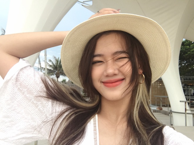 Nữ sinh 19 tuổi chọn phong cách Tây phương, sớm đi làm thêm để học hỏi - 4 Nữ sinh 19 tuổi chọn phong cách Tây phương, sớm đi làm thêm để học hỏi - 4