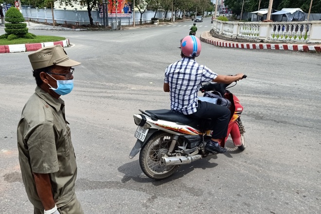 Chưa tiêm đủ 2 liều vaccine, nhiều người phải quay đầu khi vào vùng đỏ - 6