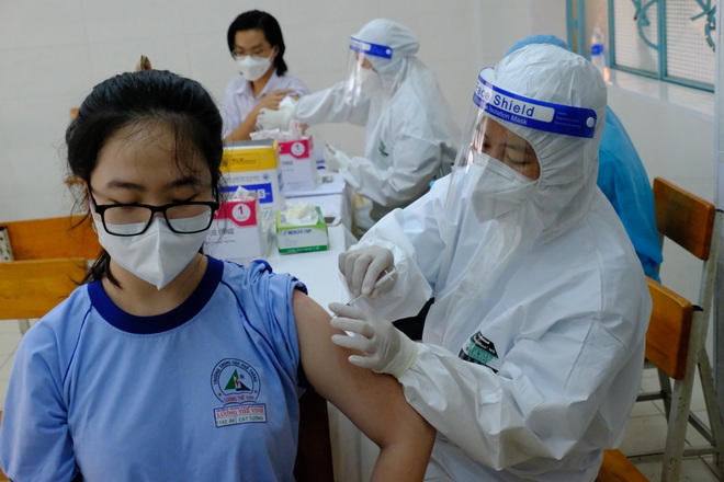 Ngày đầu tiêm vaccine Covid-19 cho trẻ ở TPHCM: 4 em phản ứng sau tiêm - 3 Ngày đầu tiêm vaccine Covid-19 cho trẻ ở TPHCM: 4 em phản ứng sau tiêm - 3