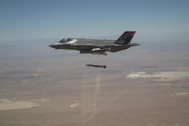 F-35 Mỹ sẽ như hổ mọc thêm cánh với siêu bom uy lực B61-12 - 1