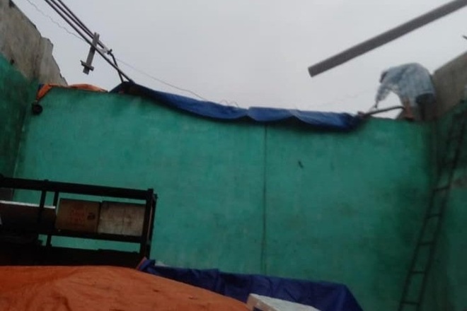Lốc xoáy khiến hàng chục ngôi nhà ở Đà Nẵng bị hư hỏng - 1