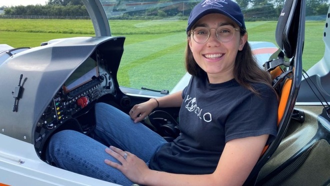 Cô gái 19 tuổi tự lái máy bay, một mình vòng quanh thế giới - 1