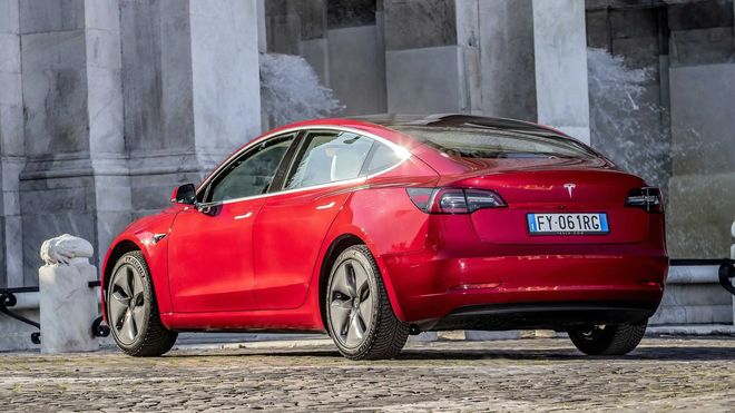 Tesla thống trị thị trường châu Âu vì ngành xe thiếu hụt chất bán dẫn - 1