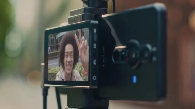 Phụ kiện màn hình thứ 2 gắn ở mặt lưng Xperia Pro-I giúp người dùng có thể tự quay video bằng chiếc smartphone này dễ dàng hơn. Phụ kiện màn hình thứ 2 gắn ở mặt lưng Xperia Pro-I giúp người dùng có thể tự quay video bằng chiếc smartphone này dễ dàng hơn.