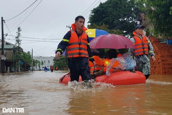 Nước lũ lên nhanh, khẩn cấp giải cứu hàng trăm học sinh đang học tại trường - 9 Nước lũ lên nhanh, khẩn cấp giải cứu hàng trăm học sinh đang học tại trường - 9