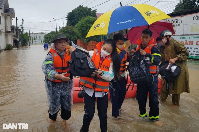 Nước lũ lên nhanh, khẩn cấp giải cứu hàng trăm học sinh đang học tại trường - 12 Nước lũ lên nhanh, khẩn cấp giải cứu hàng trăm học sinh đang học tại trường - 12