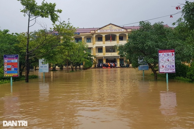Nước lũ lên nhanh, khẩn cấp giải cứu hàng trăm học sinh đang học tại trường - 4 Nước lũ lên nhanh, khẩn cấp giải cứu hàng trăm học sinh đang học tại trường - 4