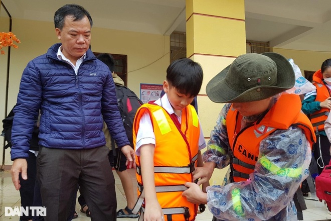 Nước lũ lên nhanh, khẩn cấp giải cứu hàng trăm học sinh đang học tại trường - 10 Nước lũ lên nhanh, khẩn cấp giải cứu hàng trăm học sinh đang học tại trường - 10