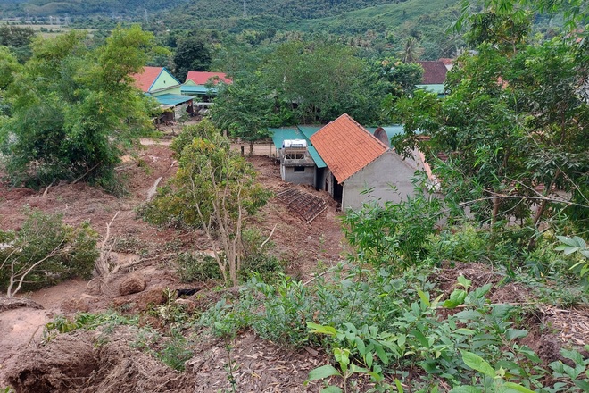 Sạt lở núi kinh hoàng, hàng trăm khối đất đá đổ ập xuống nhà dân - 2 Sạt lở núi kinh hoàng, hàng trăm khối đất đá đổ ập xuống nhà dân - 2