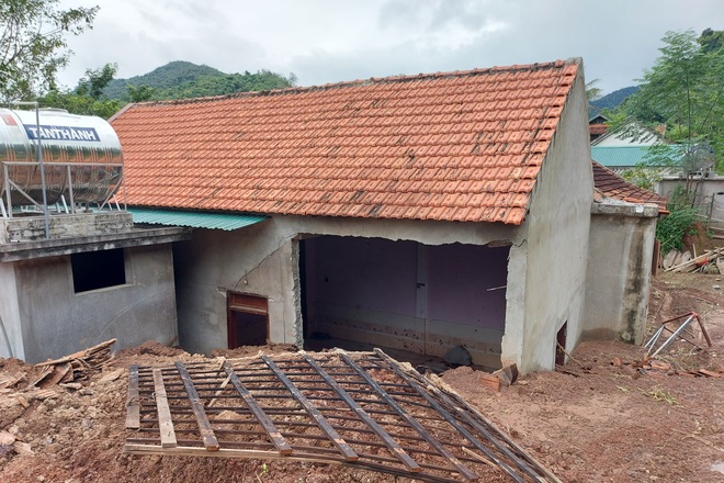 Sạt lở núi kinh hoàng, hàng trăm khối đất đá đổ ập xuống nhà dân - 6 Sạt lở núi kinh hoàng, hàng trăm khối đất đá đổ ập xuống nhà dân - 6