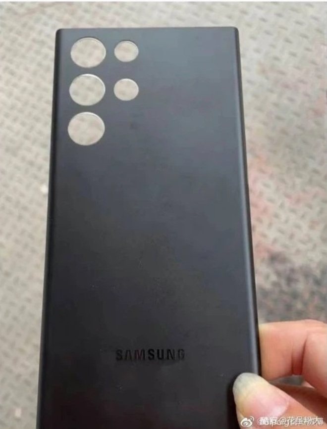Hình ảnh mặt lưng của Galaxy S22 Ultra cho thấy sản phẩm sở hữu camera dạng 