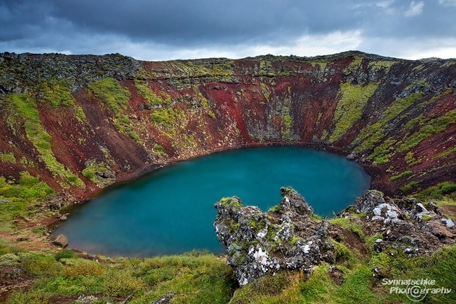 Vì sao hồ miệng núi lửa ở Iceland có màu ngọc lam đặc biệt? - 1