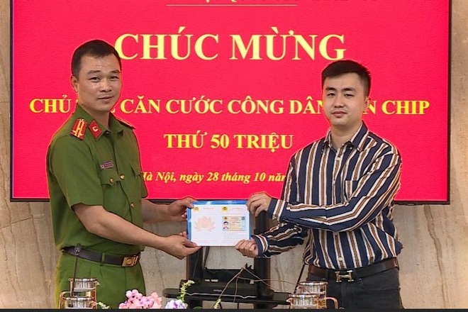 Nam thanh niên Hà Nội nhận chiếc thẻ CCCD gắn chip quyền lực thứ 50 triệu - 1