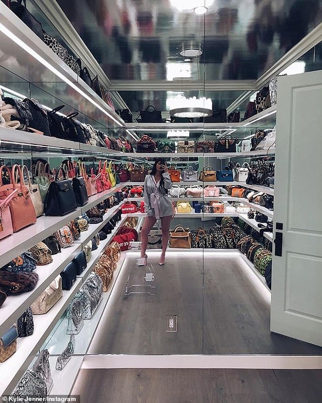 Kylie Jenner chia sẻ hình ảnh tủ hàng hiệu triệu đô - 4 Kylie Jenner chia sẻ hình ảnh tủ hàng hiệu triệu đô - 4