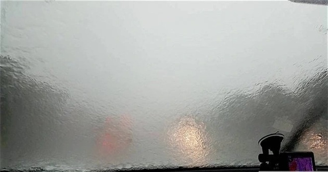 Vì sao không nên bật đèn khẩn cấp khi lái xe trời mưa? - 1
