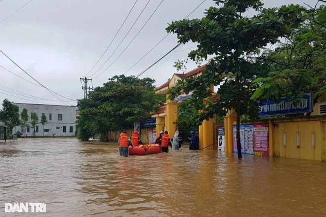Nước lũ lên nhanh, khẩn cấp giải cứu hàng trăm học sinh đang học tại trường - 3 Nước lũ lên nhanh, khẩn cấp giải cứu hàng trăm học sinh đang học tại trường - 3